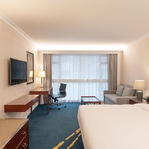 Zimmer mit Kingsize-Bett